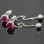 Kolczyki łańcuszki z różową cyrkonią