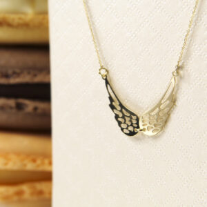 Złoty naszyjnik z parą skrzydeł