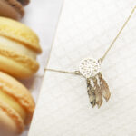 Złota bransoletka z łapaczem snów piórka