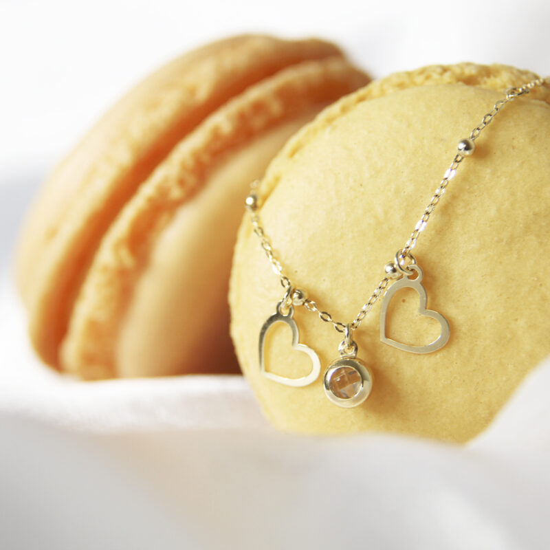 Złota bransoletka z sercami i kamieniem 333