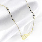 Złoty naszyjnik skrzydło z czarnymi koralikami