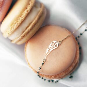 Złoty naszyjnik skrzydło z czarnymi koralikami