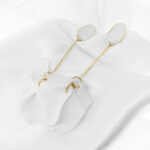 Kolczyki białe kwiaty - pozłacane