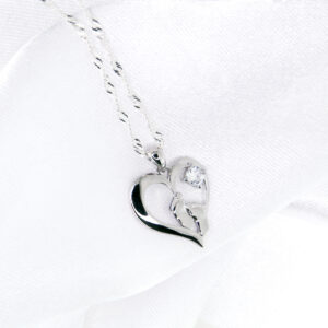 Naszyjnik srebrne serce ze stópkami