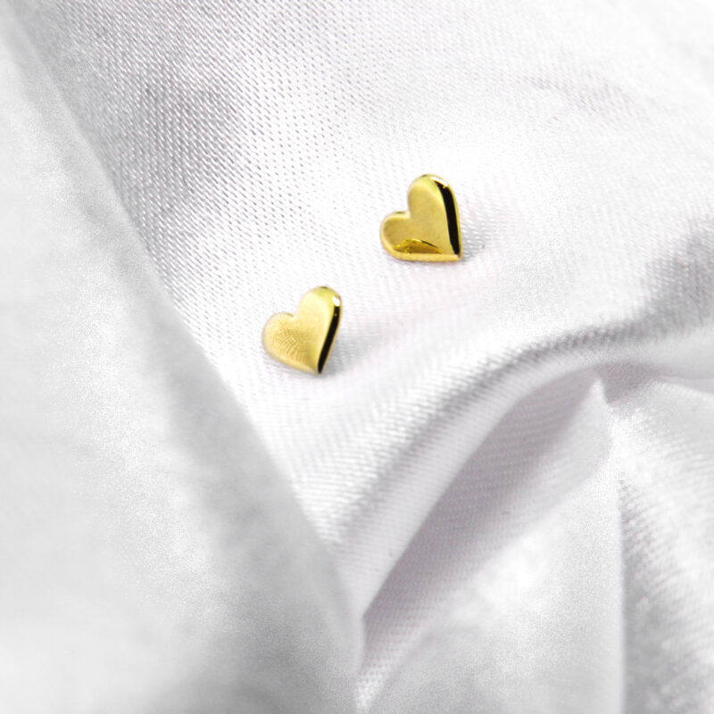 Złote kolczyki serca