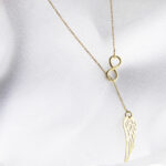 Złoty naszyjnik-krawatka ze skrzydłem