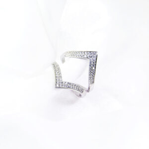 Pierścionek wysoki geometryczny V z cyrkoniami