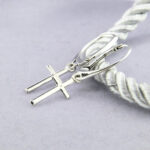 Wiszące kolczyki z krzyżykami