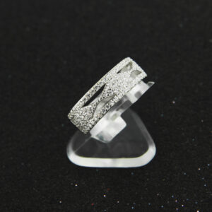 Pierścionek z cyrkoniami i ażurowym zdobieniem