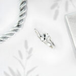 Pierścionek skręcony z owalną cyrkonią