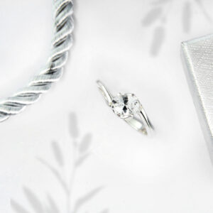 Pierścionek skręcony z owalną cyrkonią