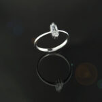 Pierścionek z prostokątną cyrkonią