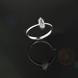 Pierścionek z prostokątną cyrkonią