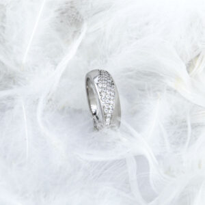 Pierścionek z pasem cyrkonii