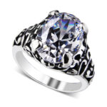 Pierścionek bogato zdobiony z owalną cyrkonią