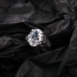 Pierścionek bogato zdobiony z owalną cyrkonią