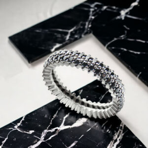 Obrączka z czarnymi cyrkoniami