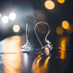 Kolczyki - liść nad białą cyrkonią