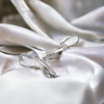 Kolczyki z ażurową ozdobą