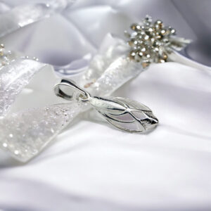 Wisiorek z ażurową ozdobą