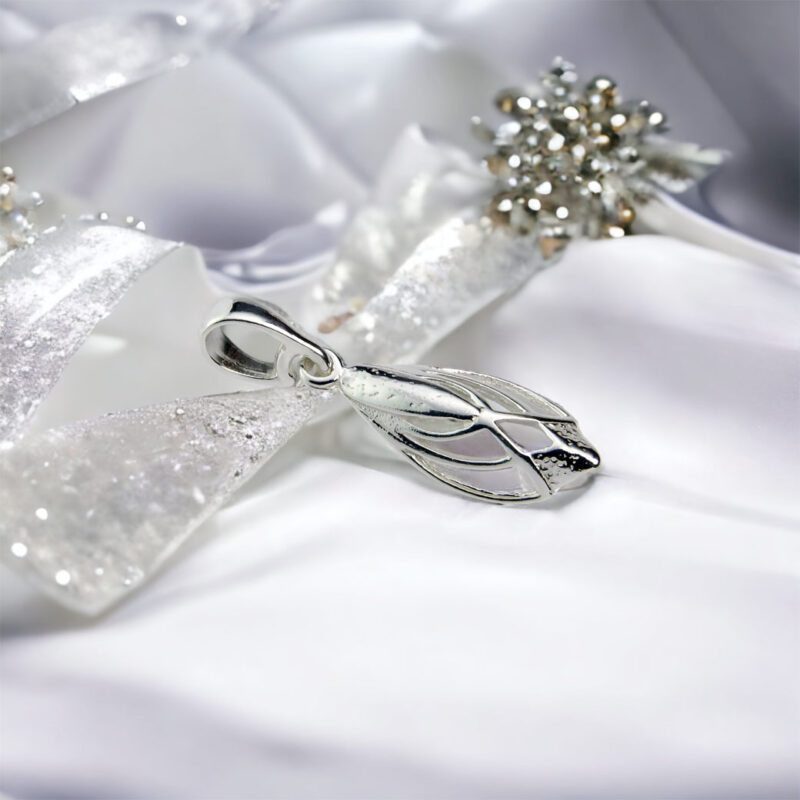 Wisiorek z ażurową ozdobą