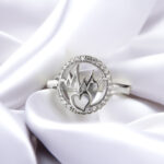 Pierścionek z pulsem serca i sercem