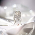 Pierścionek z przeplotem wysadzany cyrkoniami