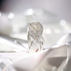 Pierścionek z przeplotem wysadzany cyrkoniami