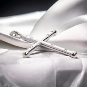 Duży krzyż z cyrkoniami