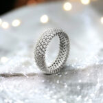 Szeroka obrączka 4-rzędowa z cyrkoniami