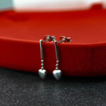 Kolczyki serca podwieszone na rurce