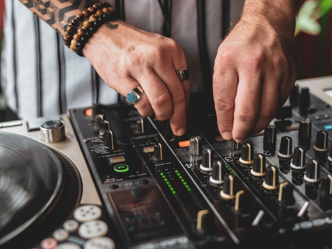 Jak nosić pierścionki, by podkreślić styl i nie popełnić modowego faux-pas?